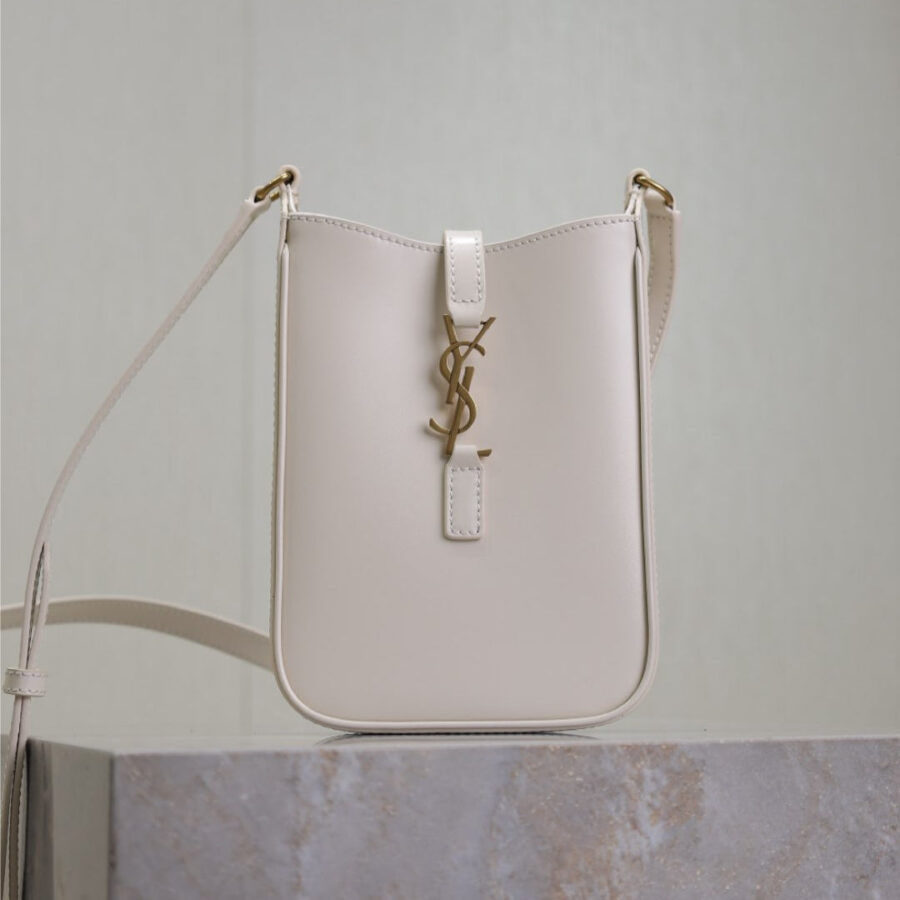 LE 5 À 7 PHONE BAG 18 IN WHITE CALFSKIN | Studio Nafay