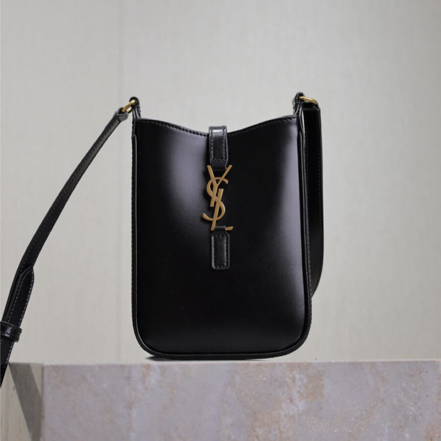 LE 5 À 7 PHONE BAG 18 IN BLACK CALFSKIN | Studio Nafay