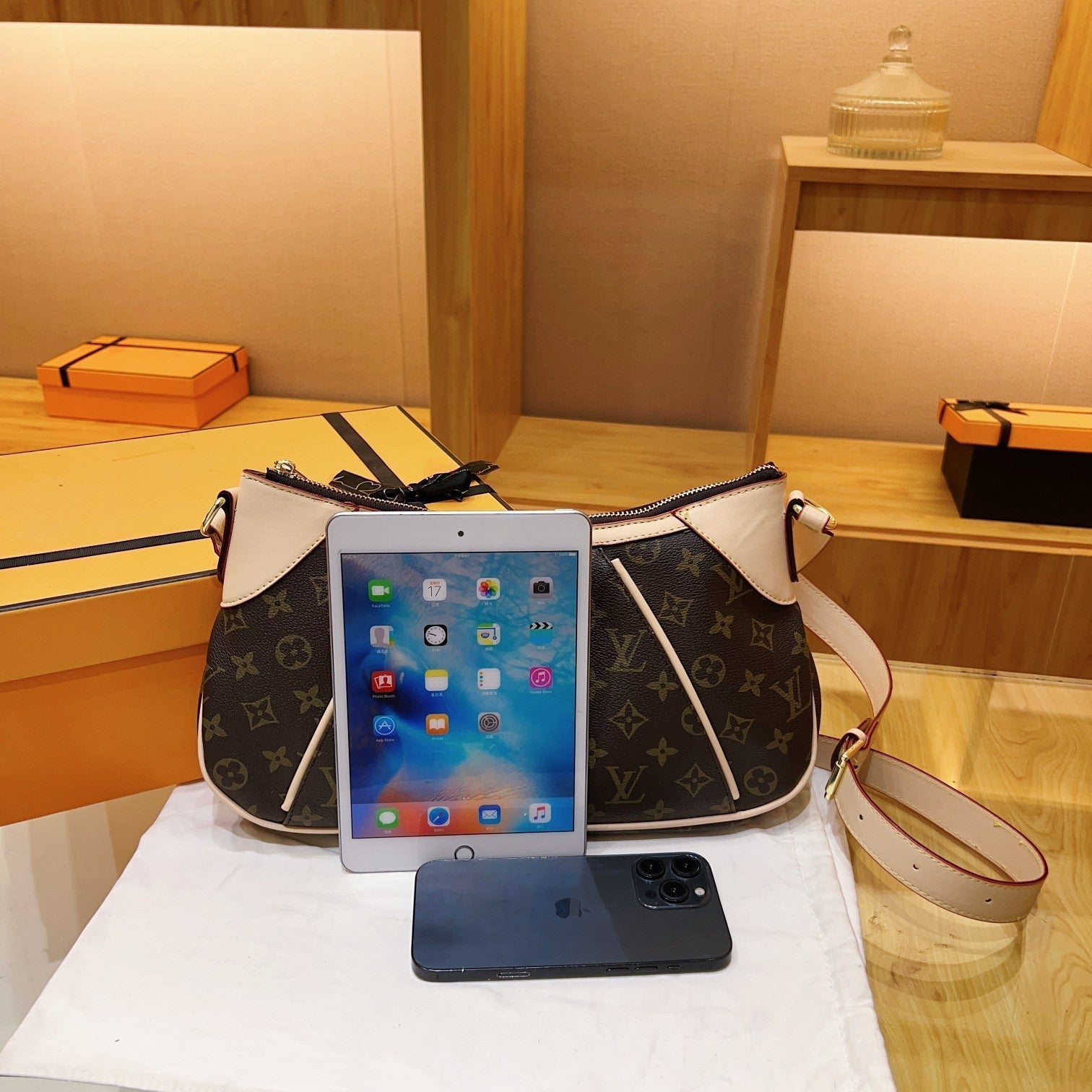 Louis vuitton handbag - Product Image 2