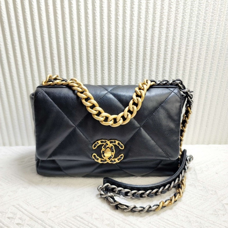 Chanel Small Black Leather Quilted Chain Shoulder Bag xxcm