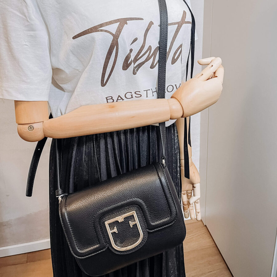 Squared Leather Crossbody Black | Studio Nafay